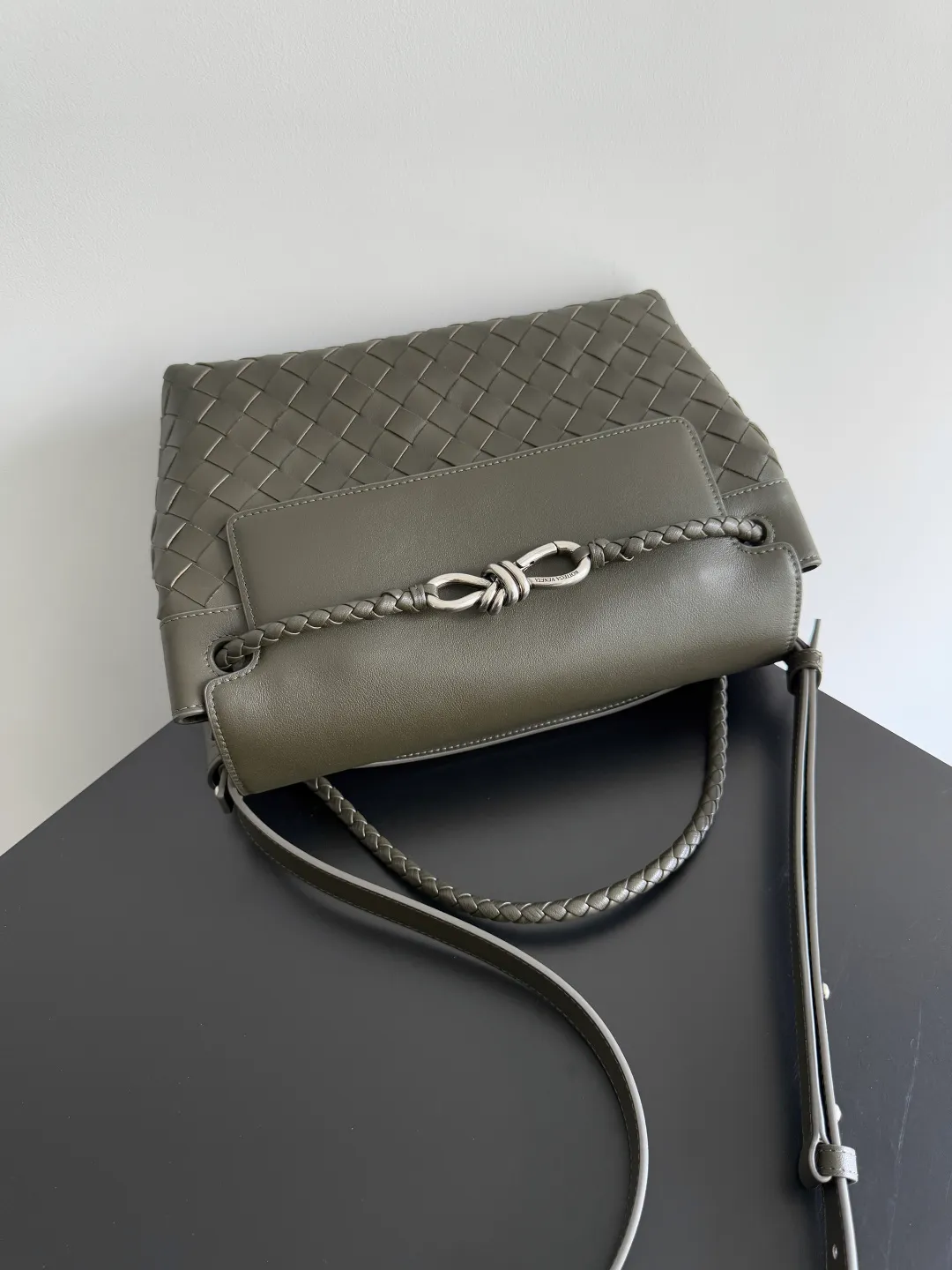 Batch 2460 BOTTEGA VENETA Bottega Veneta's 2025 new product for men ANDIAMO Bottega Veneta's main recommendation is undoubtedly the Andiamo small size. The first new favorite of the 2025 new product is a men's figure buckle bag. It can be seen that the designer has used many small ideas. The detachable crossbody strap is very convenient. It is convenient for elite office workers to reduce the burden on their hands when carrying work logs and office supplies. The interior is divided into two large compartments and a small zippered compartment. Unlike the women's model, the compartments here are not removable. The fixed large single layer also makes it easier to pack lightly when going out to work, and avoids the accumulation of too many small items. Style number: 815781 Size: 29*20*13cm